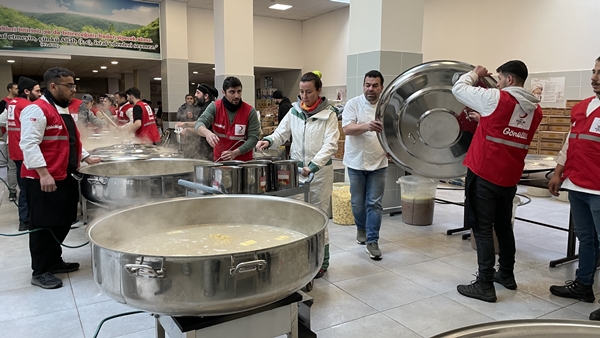 Ünlü şefler depremzedeler için ocak başına geçti