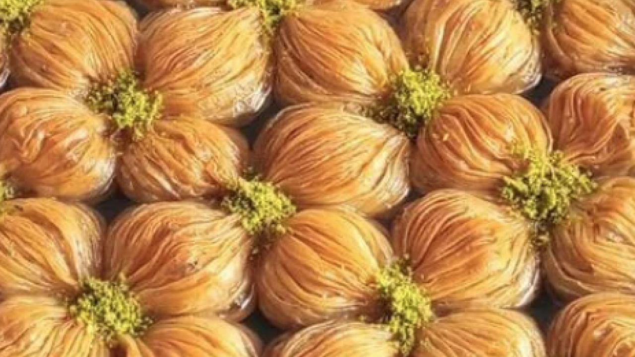 Ünlü şeften midye baklava tarifi: Dışı çıtır içi irmik! İftara nefis şerbetli tatlı