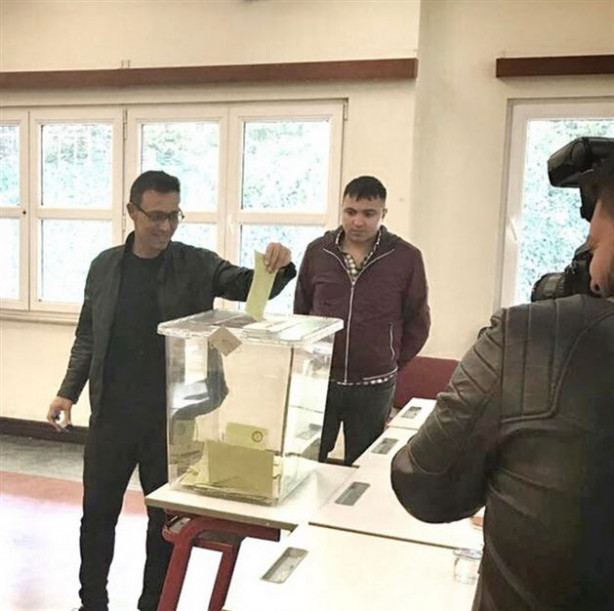 Foto - Ünlü simalar sandık başında