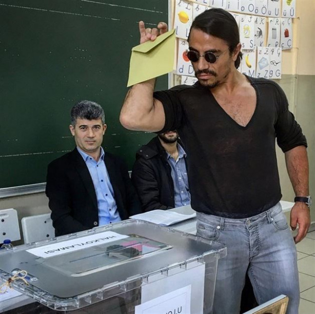 Foto - Ünlü simalar sandık başında