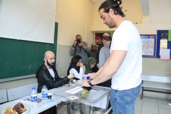Foto - Ünlü simalar sandık başında