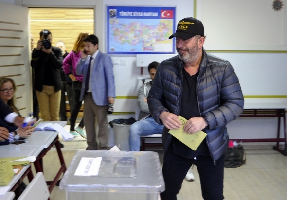 Foto - Ünlü simalar sandık başında