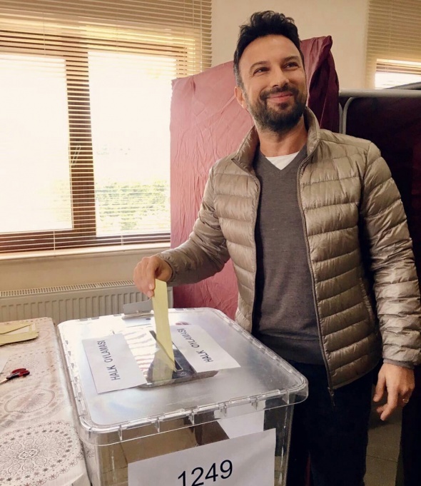 Foto - Ünlü simalar sandık başında