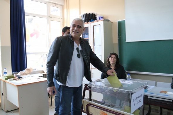 Foto - Ünlü simalar sandık başında