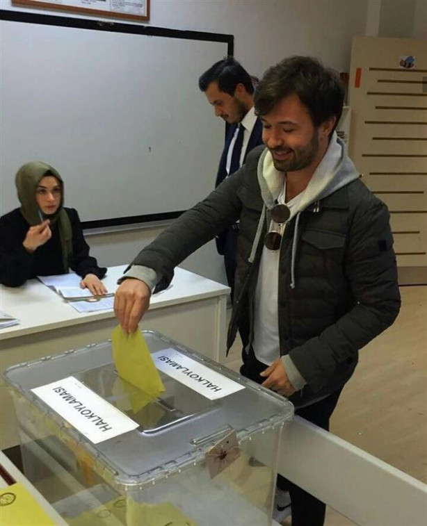 Foto - Ünlü simalar sandık başında