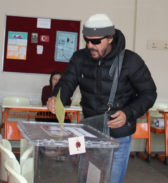 Foto - Ünlü simalar sandık başında