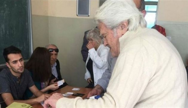 Foto - Ünlü simalar sandık başında