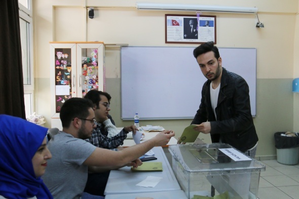 Foto - Ünlü simalar sandık başında