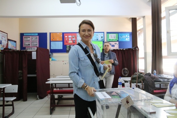 Foto - Ünlü simalar sandık başında
