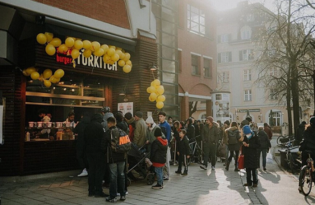 Foto - Ünlü Türk dönercisinde hamam böceği ve fare dışkısı tespit edildi! Restoran kapatıldı