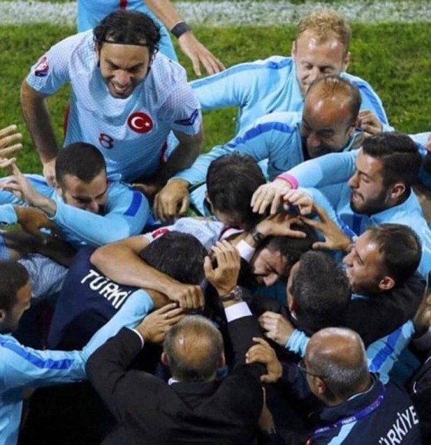 Ünlülerden milli maç yorumları