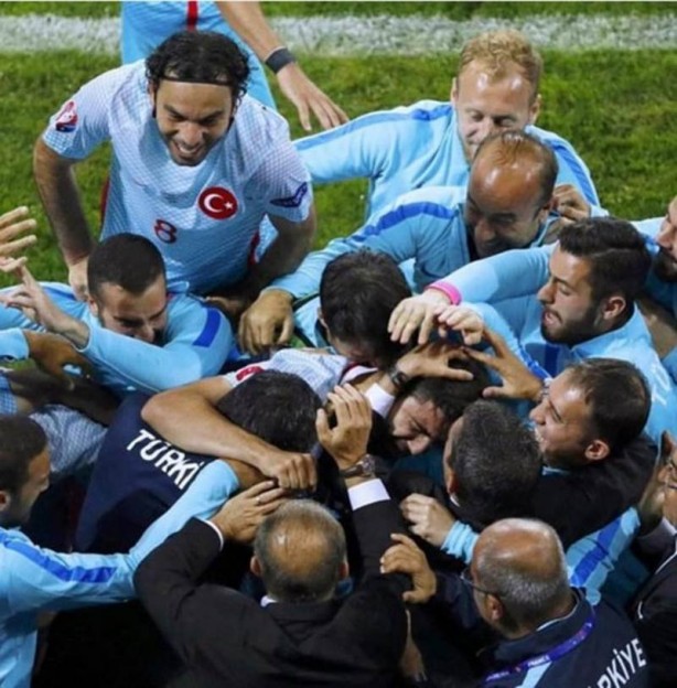 Foto - Ünlülerden milli maç yorumları