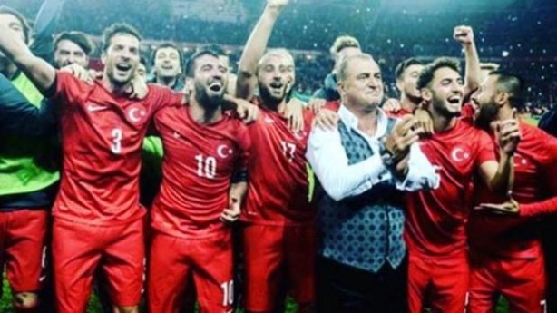 Foto - Ünlülerden milli maç yorumları