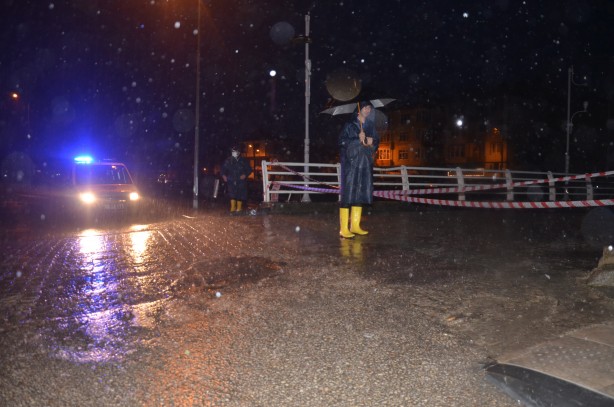 Foto - Ünye'de sel felaketi! Taşkın riskine karşı ekipler teyakkuza geçirildi