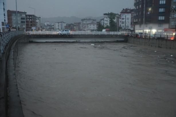 Foto - Ünye'de sel felaketi! Taşkın riskine karşı ekipler teyakkuza geçirildi