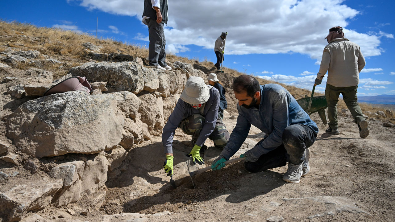 Foto - Urartuların gizemli kalesi yeniden gün yüzüne çıkıyor! Garibin Tepe’de yeni surlar bulundu