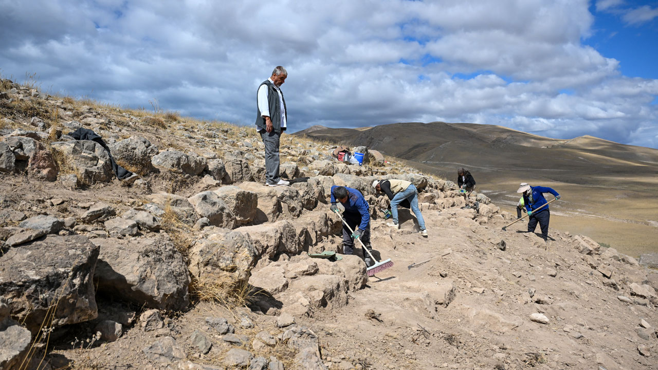 Foto - Urartuların gizemli kalesi yeniden gün yüzüne çıkıyor! Garibin Tepe’de yeni surlar bulundu