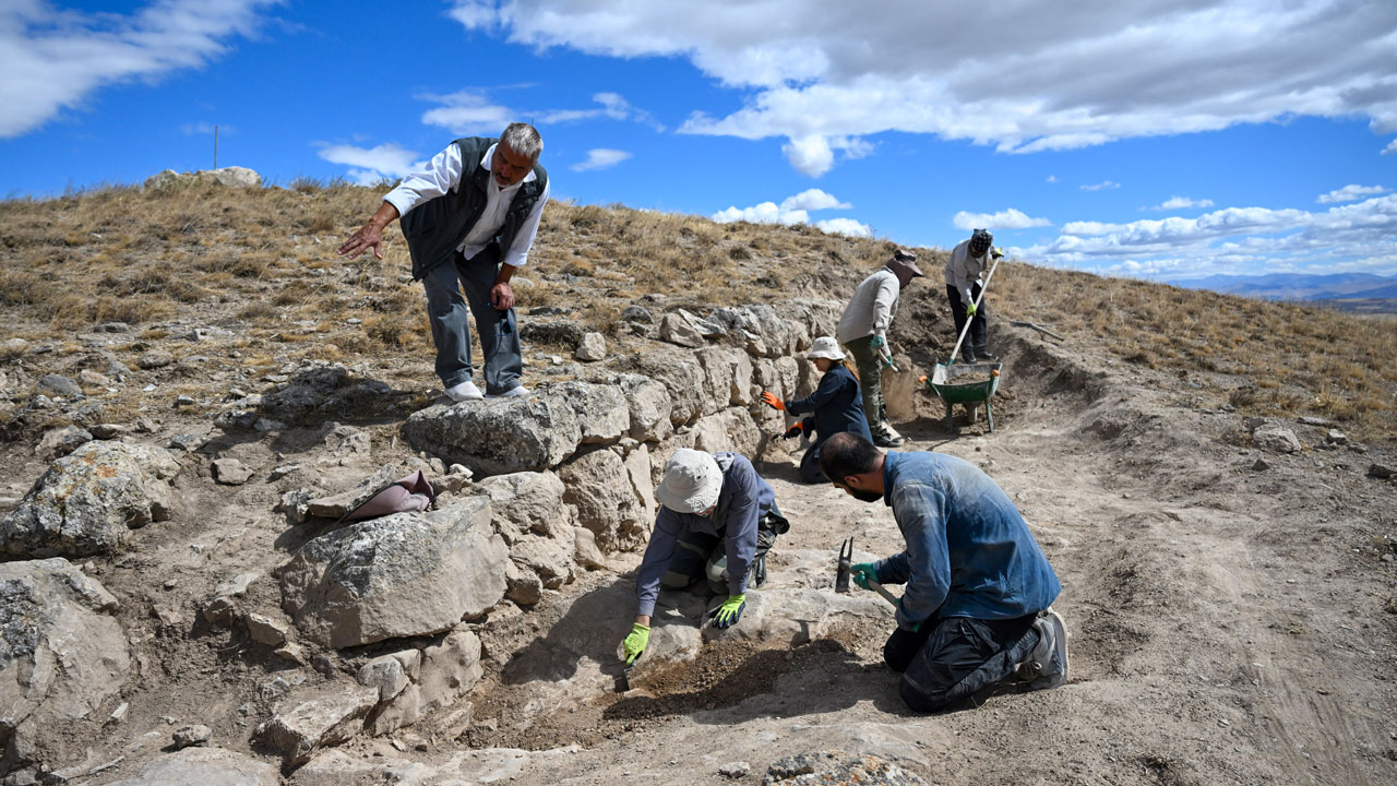 Urartuların gizemli kalesi yeniden gün yüzüne çıkıyor! Garibin Tepe’de yeni surlar bulundu