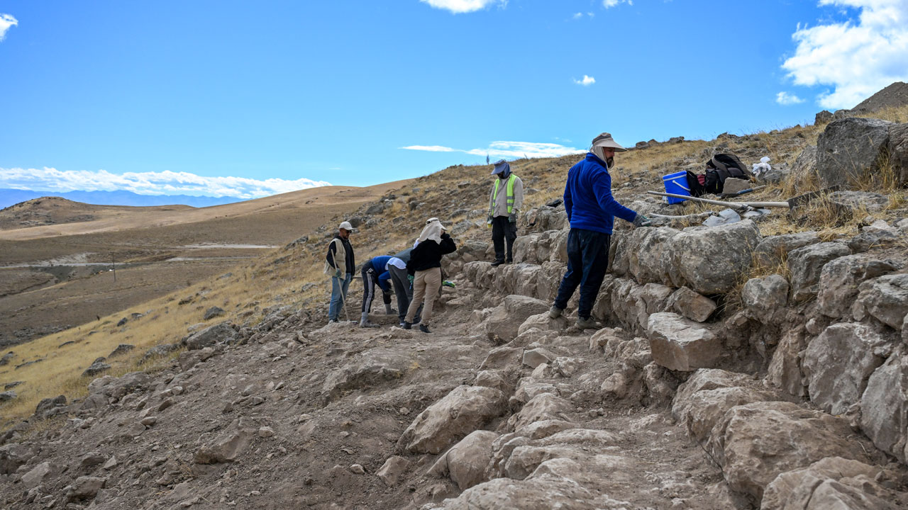 Foto - Urartuların gizemli kalesi yeniden gün yüzüne çıkıyor! Garibin Tepe’de yeni surlar bulundu