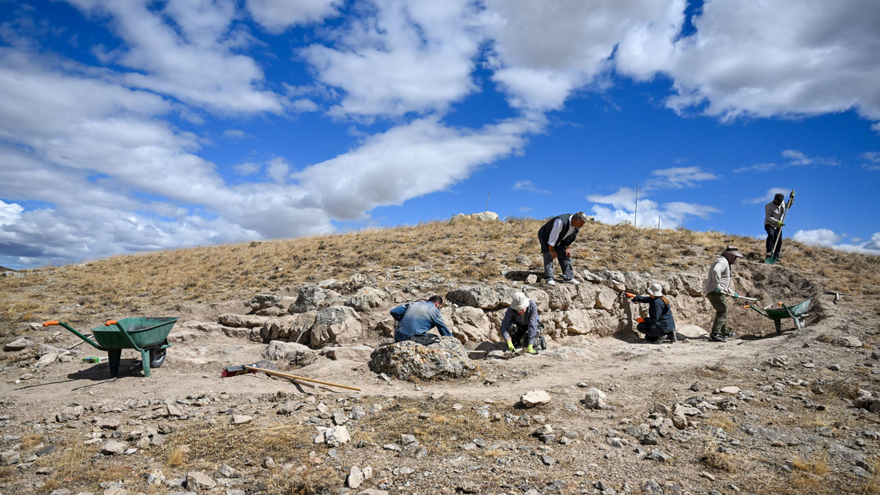 Foto - Urartuların gizemli kalesi yeniden gün yüzüne çıkıyor! Garibin Tepe’de yeni surlar bulundu
