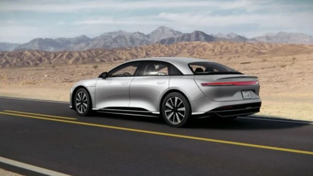 Üretilmiş en verimli elektrikli otomobil! Devlere fark attı