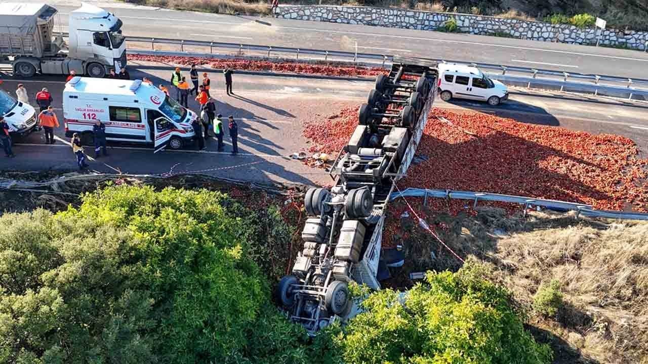 Uşak-İzmir yolunda feci kaza: Devrilen tırın sürücüsü hayatını kaybetti 