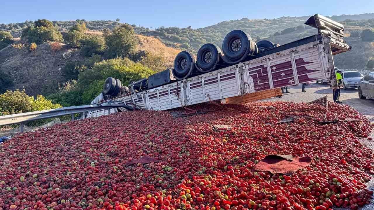 Foto - Uşak-İzmir yolunda feci kaza: Devrilen tırın sürücüsü hayatını kaybetti 