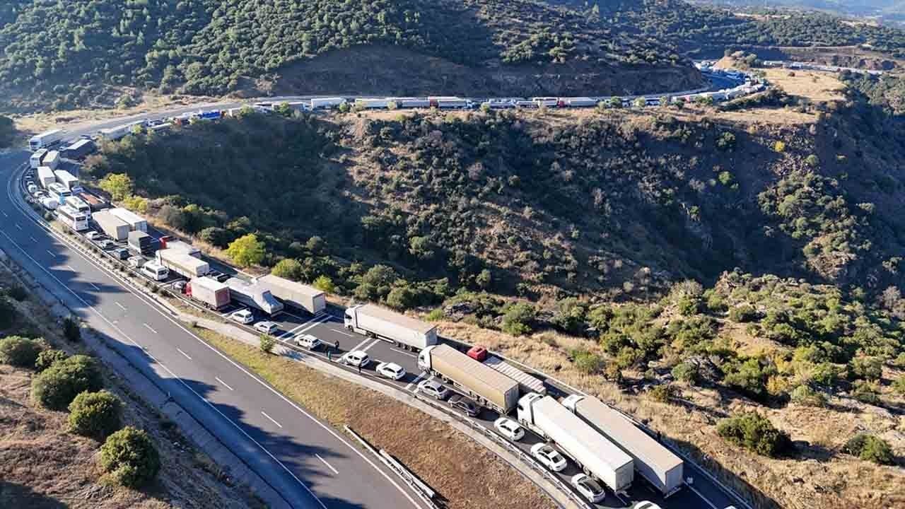 Foto - Uşak-İzmir yolunda feci kaza: Devrilen tırın sürücüsü hayatını kaybetti 