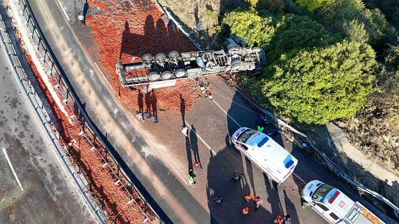 Foto - Uşak-İzmir yolunda feci kaza: Devrilen tırın sürücüsü hayatını kaybetti 