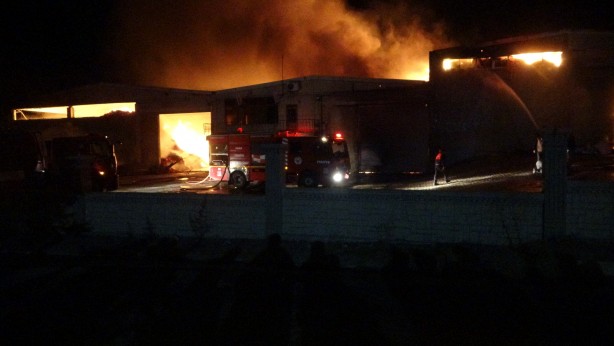 Foto - Uşak'ta depo yangını! Çok sayıda ekip müdahale ediyor