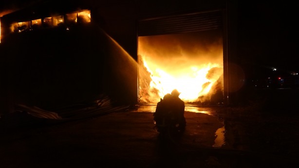 Foto - Uşak'ta depo yangını! Çok sayıda ekip müdahale ediyor