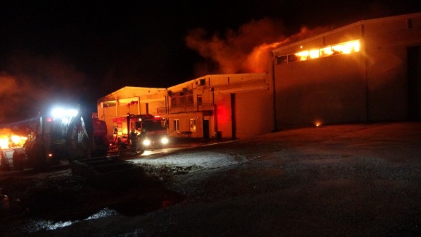 Foto - Uşak'ta depo yangını! Çok sayıda ekip müdahale ediyor