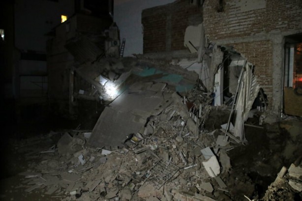 Foto - Uşak'ta faciadan dönüldü: Temel kazısında hasar gören iki katlı bina çöktü