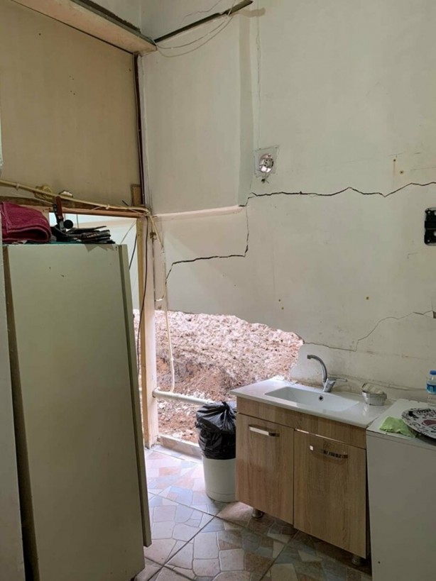 Foto - Uşak'ta faciadan dönüldü: Temel kazısında hasar gören iki katlı bina çöktü