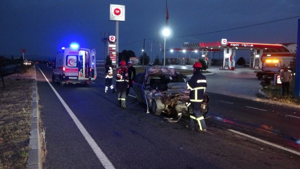 Uşak'ta otomobil kamyona arkadan çarptı: 1 ölü