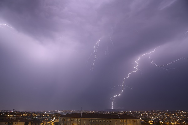 Uşak'ta şimşekler gökyüzünü aydınlattı