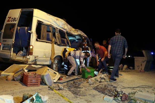 Foto - Uşak'ta tarım işçilerini taşıyan araç devrildi, 1 kişi öldü, 14 kişi yaralandı