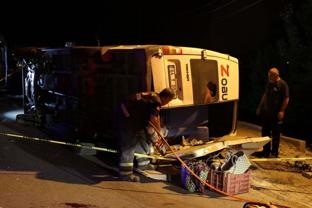 Foto - Uşak'ta tarım işçilerini taşıyan araç devrildi, 1 kişi öldü, 14 kişi yaralandı