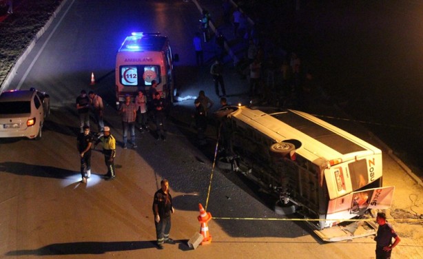 Foto - Uşak'ta tarım işçilerini taşıyan araç devrildi, 1 kişi öldü, 14 kişi yaralandı