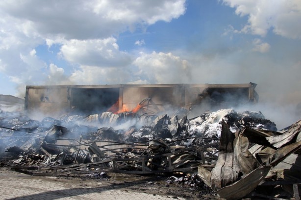 Foto - Uşak'ta tekstil fabrikasında yangın!