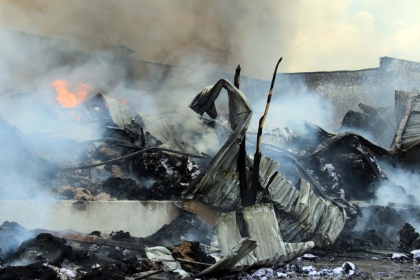 Foto - Uşak'ta tekstil fabrikasında yangın!