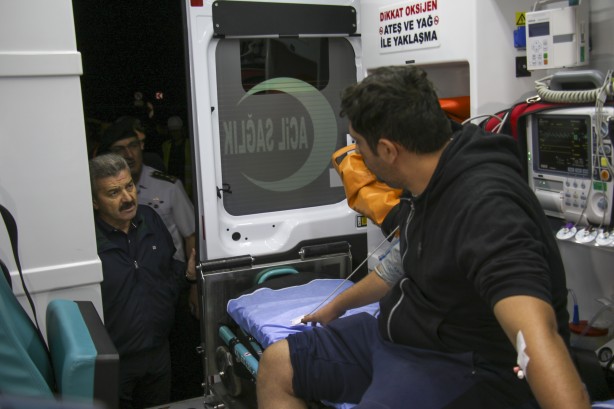 Foto - Uşak'ta yolcu otobüsünün tıra arkadan çarpması sonucu 15 kişi yaralandı