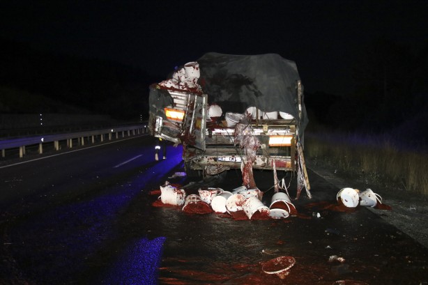Foto - Uşak'ta yolcu otobüsünün tıra arkadan çarpması sonucu 15 kişi yaralandı