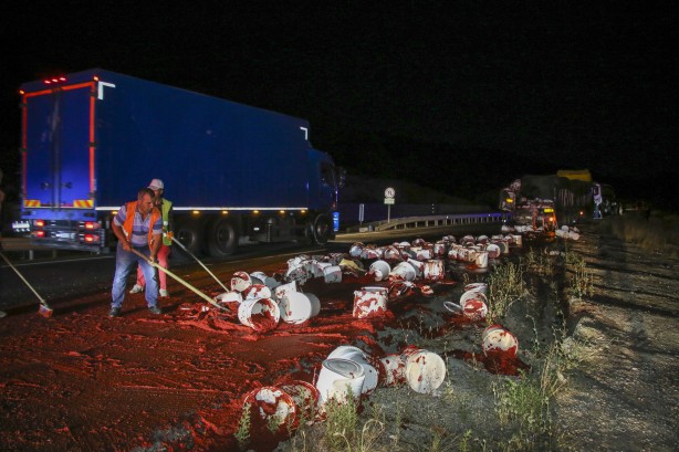 Uşak'ta yolcu otobüsünün tıra arkadan çarpması sonucu 15 kişi yaralandı