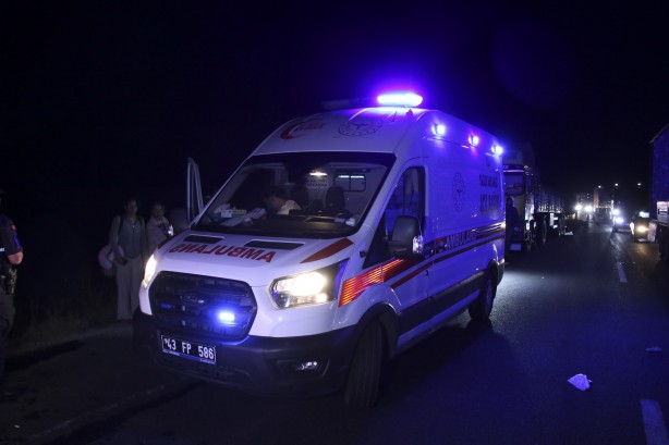 Foto - Uşak'ta yolcu otobüsünün tıra arkadan çarpması sonucu 15 kişi yaralandı