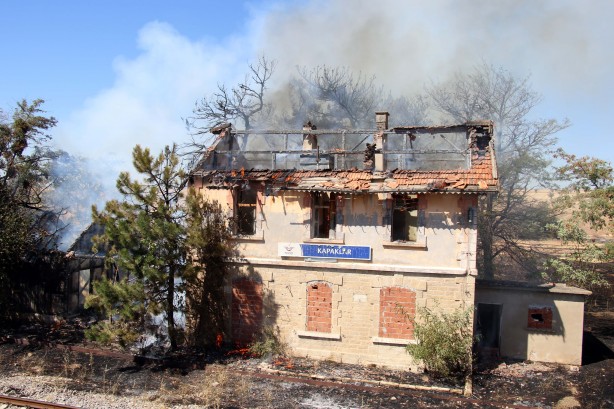 Foto - Uşak'taki yangında 125 yıllık istasyon binası zarar gördü