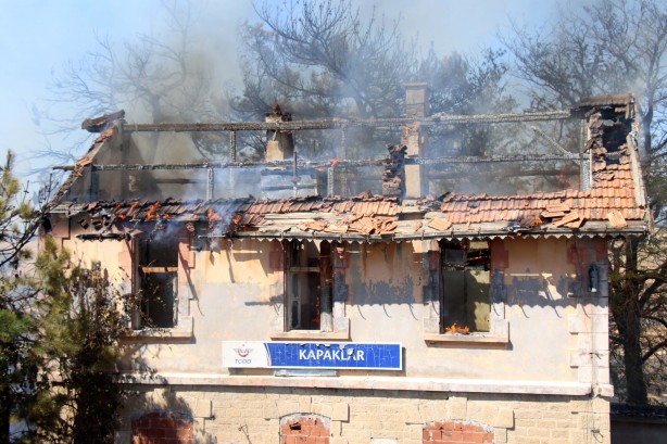Foto - Uşak'taki yangında 125 yıllık istasyon binası zarar gördü