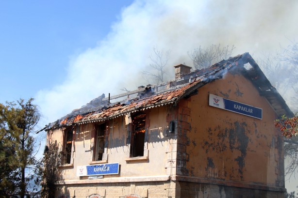 Foto - Uşak'taki yangında 125 yıllık istasyon binası zarar gördü