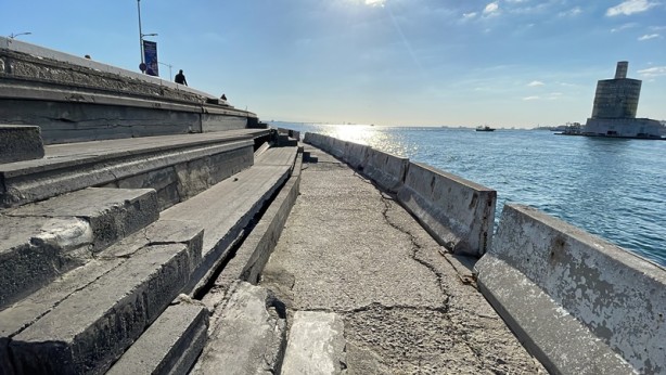 Foto - Üsküdar sahilde yürüyüş yolunun altındaki kısımda çökme