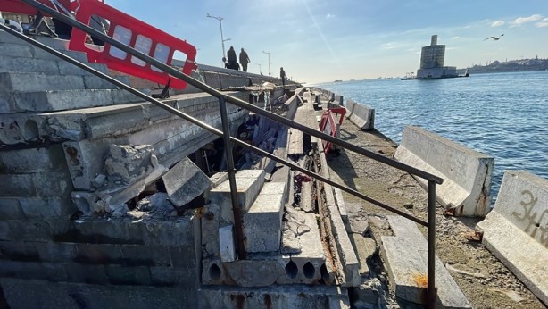 Foto - Üsküdar sahilde yürüyüş yolunun altındaki kısımda çökme